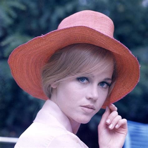 35 Stunning Photos That Defined Fashion Styles of Jane Fonda 